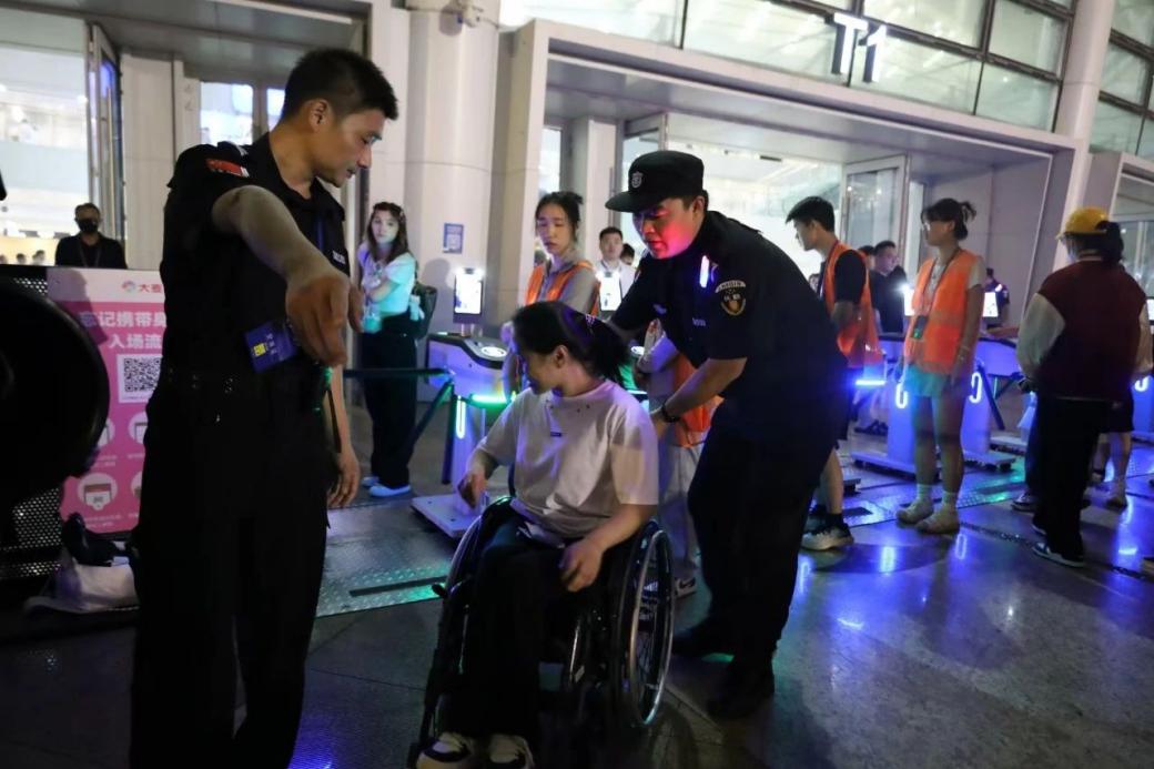 C:/Users/Administrator/Desktop/“安保鐵軍、硬核保障”2024系列報(bào)道四十二——南京市保安服務(wù)有限公司成功護(hù)航張碧晨「今兒個(gè)開心」十周年巡回演唱會(huì)南京站安保任務(wù)/5.jpg5