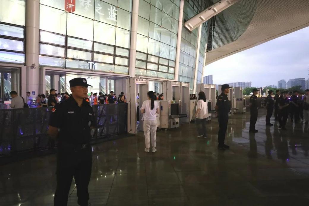 C:/Users/Administrator/Desktop/“安保鐵軍、硬核保障”2024系列報(bào)道四十二——南京市保安服務(wù)有限公司成功護(hù)航張碧晨「今兒個(gè)開心」十周年巡回演唱會(huì)南京站安保任務(wù)/3.jpg3