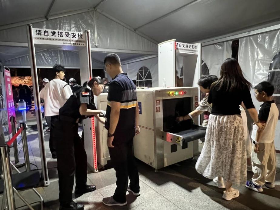 C:/Users/BA/Desktop/“安保鐵軍、硬核保障”2024系列報(bào)道四十三——月滿中秋，南京市保安服務(wù)有限公司圓滿護(hù)航“2024 南京森林音樂(lè)會(huì)”/4.jpg4